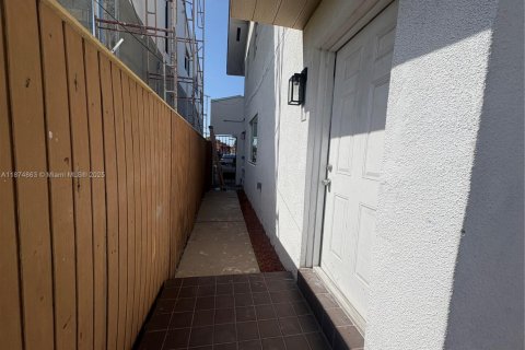 Casa en alquiler en Miami, Florida, 2 dormitorios, 308.06 m2 № 1924990 - foto 25