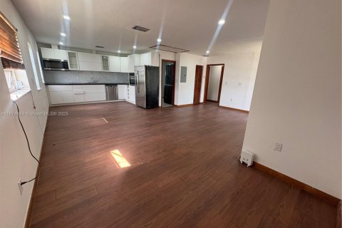 Casa en alquiler en Miami, Florida, 2 dormitorios, 308.06 m2 № 1924990 - foto 2