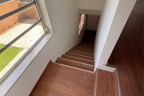 Casa en alquiler en Miami, Florida, 2 dormitorios, 308.06 m2 № 1924990 - foto 22