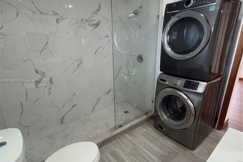 Casa en alquiler en Miami, Florida, 2 dormitorios, 308.06 m2 № 1924990 - foto 8