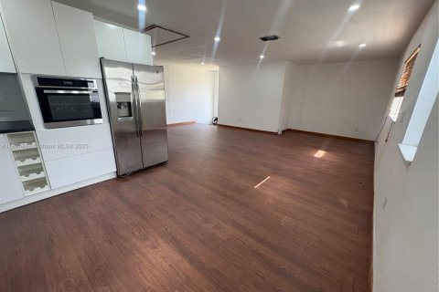 Casa en alquiler en Miami, Florida, 2 dormitorios, 308.06 m2 № 1924990 - foto 4
