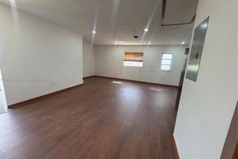Casa en alquiler en Miami, Florida, 2 dormitorios, 308.06 m2 № 1924990 - foto 5