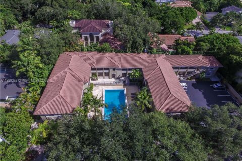 Снять в аренду квартиру в Корал-Гейблс, Флорида 1 спальня, 64.1м2, № 1946180 - фото 1