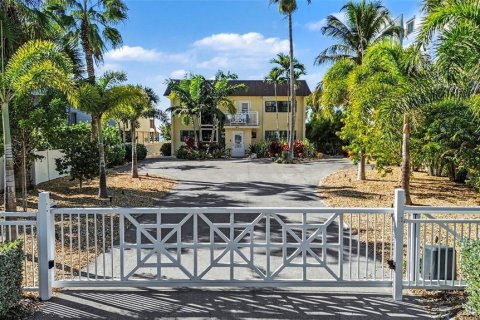 House in Indian Shores, Florida 5 bedrooms, 335.38 sq.m. № 2140360
