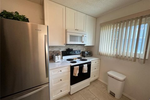 Condo in Sarasota, Florida, 2 bedrooms  № 2213095 - photo 17