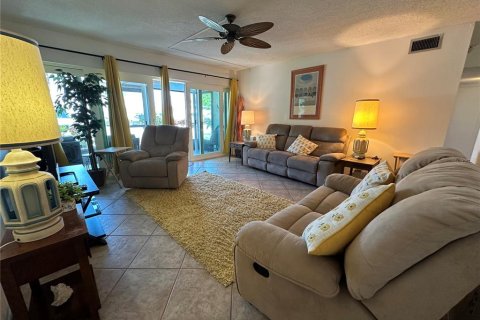 Condo in Sarasota, Florida, 2 bedrooms  № 2213095 - photo 2