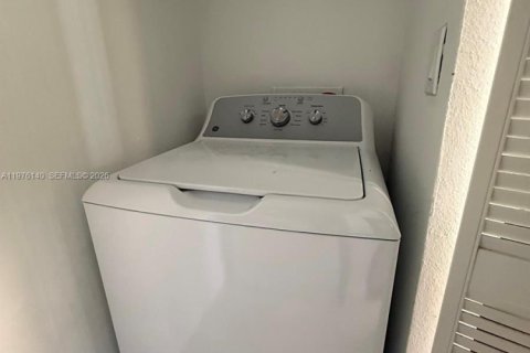 Apartment in Sunrise, Florida 2 bedrooms, 67.91 sq.m. № 2040490 - photo 8