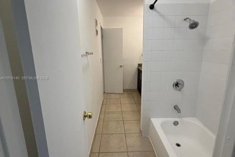 Apartment in Sunrise, Florida 2 bedrooms, 67.91 sq.m. № 2040490 - photo 5