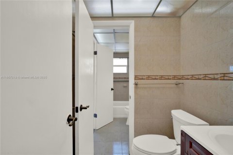 Condo in Miami, Florida, 2 bedrooms  № 1881629 - photo 8
