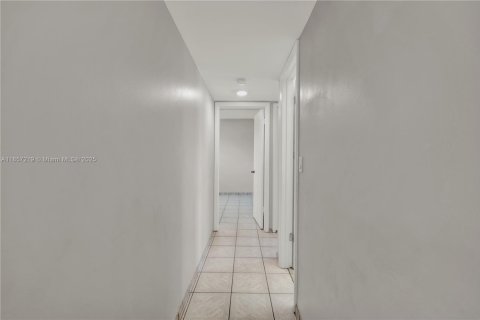 Condo in Miami, Florida, 2 bedrooms  № 1881629 - photo 15