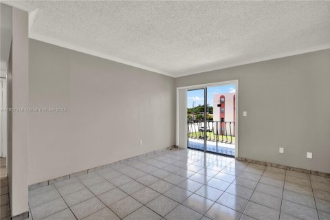 Condo in Miami, Florida, 2 bedrooms  № 1881629 - photo 14