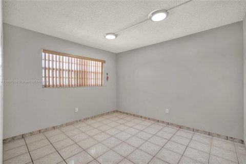 Condo in Miami, Florida, 2 bedrooms  № 1881629 - photo 16