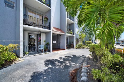 Condo in Miami, Florida, 2 bedrooms  № 1881629 - photo 29