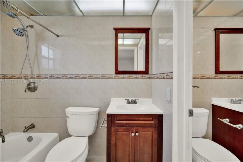 Condo in Miami, Florida, 2 bedrooms  № 1881629 - photo 9