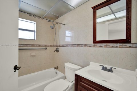 Condo in Miami, Florida, 2 bedrooms  № 1881629 - photo 10
