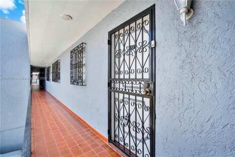 Condo in Miami, Florida, 2 bedrooms  № 1881629 - photo 28
