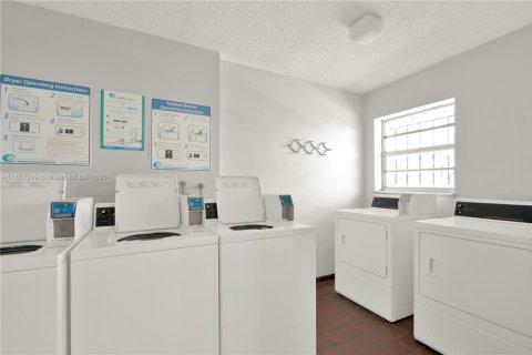 Condo in Miami, Florida, 2 bedrooms  № 1881629 - photo 24