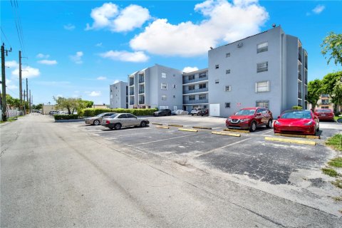 Condo in Miami, Florida, 2 bedrooms  № 1881629 - photo 26