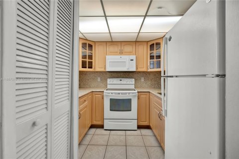 Condo in Miami, Florida, 2 bedrooms  № 1881629 - photo 6