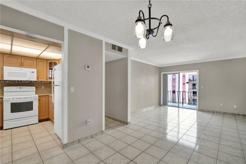 Condo in Miami, Florida, 2 bedrooms  № 1881629 - photo 5
