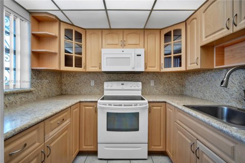 Condo in Miami, Florida, 2 bedrooms  № 1881629 - photo 4