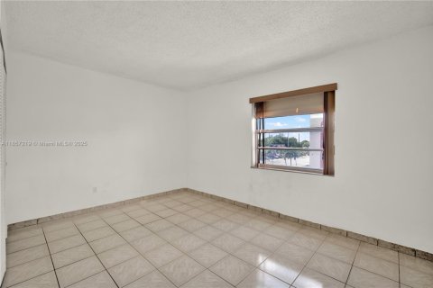 Condo in Miami, Florida, 2 bedrooms  № 1881629 - photo 18