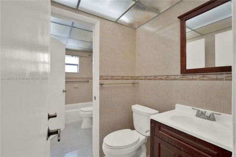 Condo in Miami, Florida, 2 bedrooms  № 1881629 - photo 7