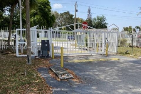 Copropriété à louer à Miami, Floride: 2 chambres, 78.04 m2 № 1965849 - photo 17