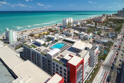 Condo in Hollywood, Florida, 1 bedroom  № 1860981 - photo 1