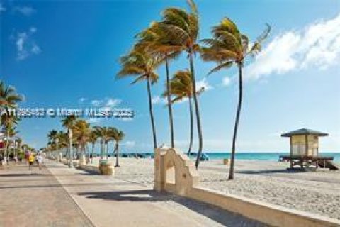 Condo in Hollywood, Florida, 1 bedroom  № 1860981 - photo 11