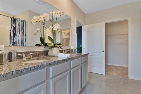 House in Sorrento, Florida 5 bedrooms, 241.64 sq.m. № 1908151 - photo 29