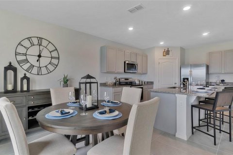 House in Sorrento, Florida 5 bedrooms, 241.64 sq.m. № 1908151 - photo 13