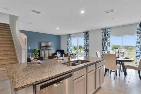 House in Sorrento, Florida 5 bedrooms, 241.64 sq.m. № 1908151 - photo 12
