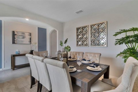 House in Sorrento, Florida 5 bedrooms, 241.64 sq.m. № 1908151 - photo 3