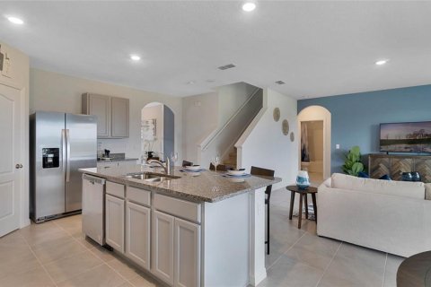House in Sorrento, Florida 5 bedrooms, 241.64 sq.m. № 1908151 - photo 8