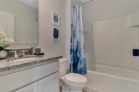 House in Sorrento, Florida 5 bedrooms, 241.64 sq.m. № 1908151 - photo 16