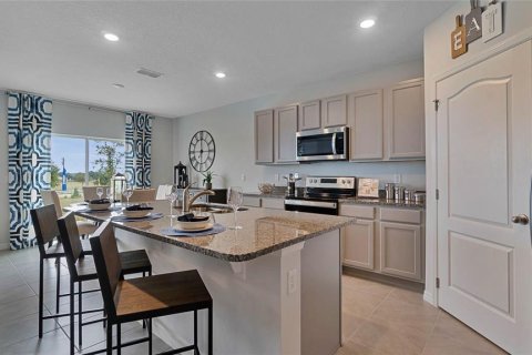 House in Sorrento, Florida 5 bedrooms, 241.64 sq.m. № 1908151 - photo 9