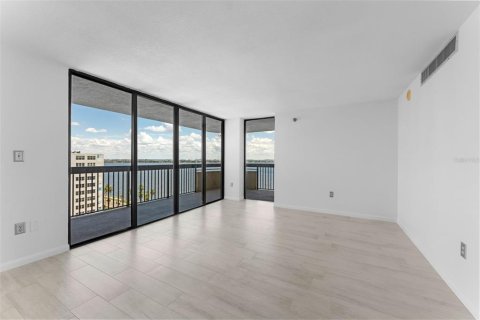 Condo in Tampa, Florida, 2 bedrooms  № 1853407 - photo 13