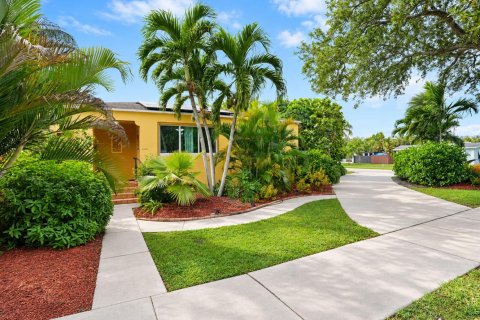 Villa ou maison à Hollywood, Floride 2 chambres, 90.86 m2 № 2435467