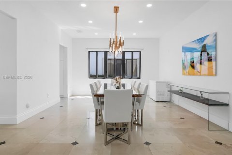 Villa ou maison à vendre à Cutler Bay, Floride: 5 chambres, 438.22 m2 № 2052467 - photo 16