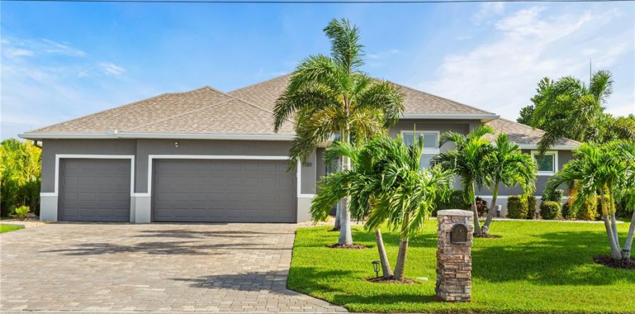Casa en Cape Coral, Florida 3 dormitorios, 222.69 m2 № 1383323