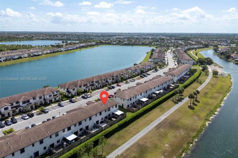 Townhouse in Miami, Florida 3 bedrooms, 126.53 sq.m. № 2263980 - photo 2