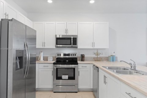Townhouse in Miami, Florida 3 bedrooms, 126.53 sq.m. № 2263980 - photo 16