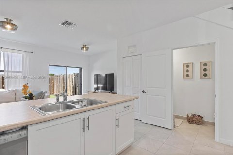 Townhouse in Miami, Florida 3 bedrooms, 126.53 sq.m. № 2263980 - photo 17