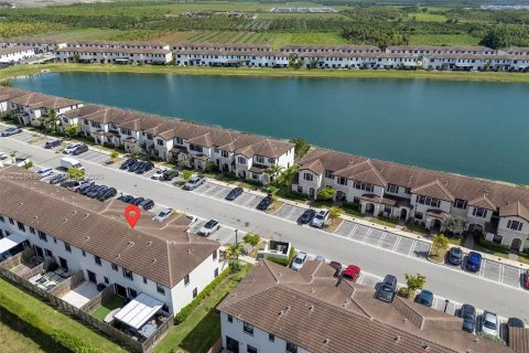 Townhouse in Miami, Florida 3 bedrooms, 126.53 sq.m. № 2263980