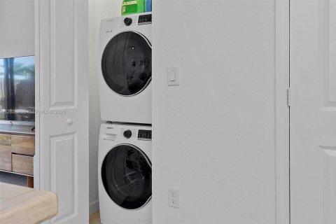 Townhouse in Miami, Florida 3 bedrooms, 126.53 sq.m. № 2263980 - photo 19