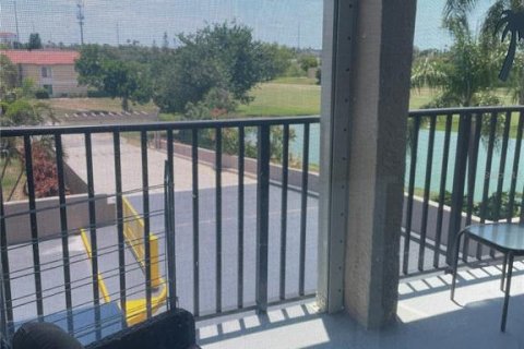 Condo in Saint Petersburg, Florida, 2 bedrooms  № 2236659 - photo 2