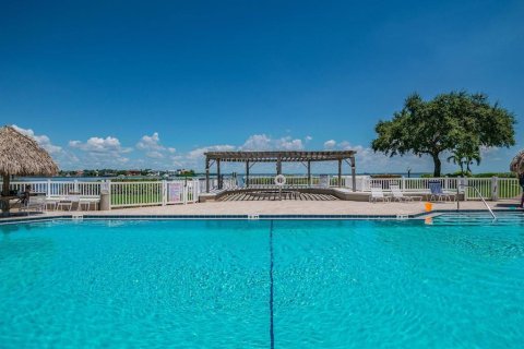 Condo in Saint Petersburg, Florida, 2 bedrooms  № 2236659 - photo 27