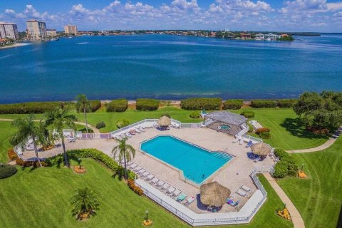 Condo in Saint Petersburg, Florida, 2 bedrooms  № 2236659 - photo 24