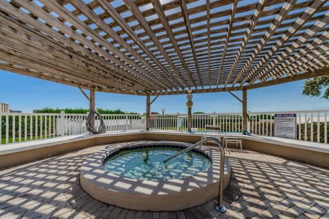 Condo in Saint Petersburg, Florida, 2 bedrooms  № 2236659 - photo 26